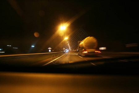 夜晚的轨迹路边模糊灯光开动背景图片
