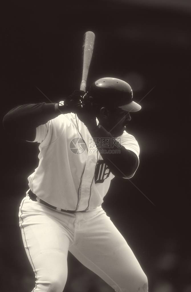 塞西尔菲德在底特律老虎体育场的常规赛中为底特律老虎队击球塞西尔菲德在职业棒球打了17图片