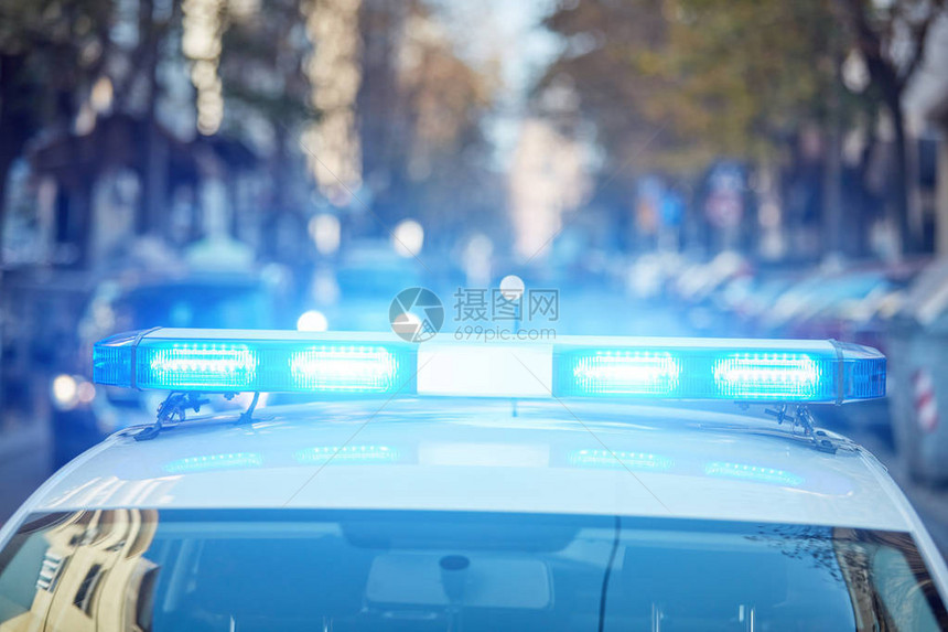 在交通城市环境中警车在犯罪现场的蓝图片