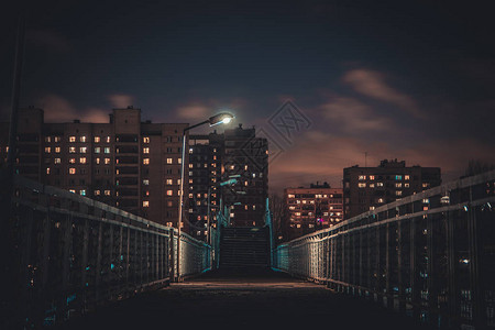 夜间城市建筑照明景观图片
