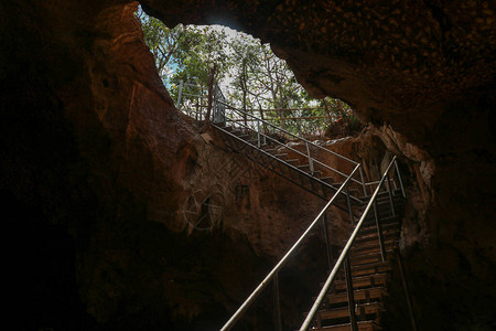 洞穴中不锈钢楼梯图片