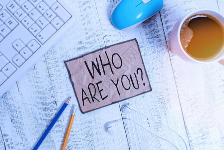 写笔记显示你是谁的问题询问展示身份或展示信息的商业概念技术设备彩色提图片