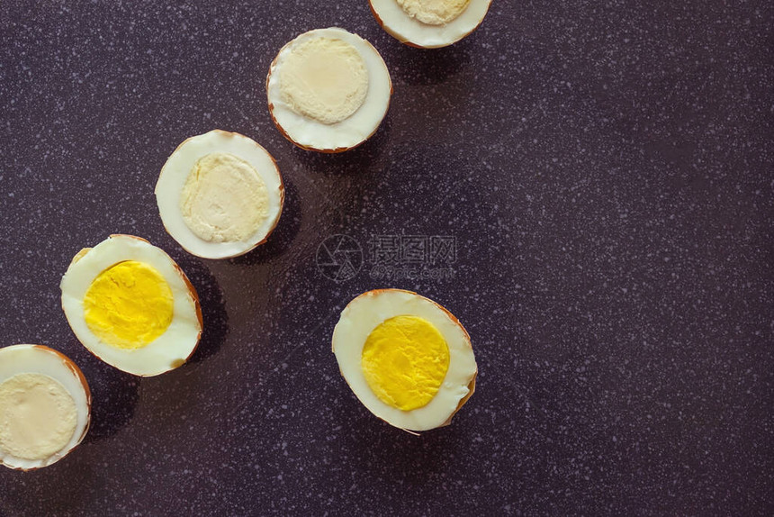 煮熟的鸡蛋被切开图片