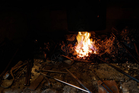 熔炉车间和铸铁炉烧火图片