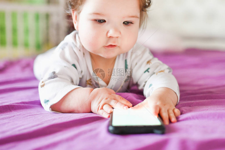 孩子通过手机学习新生儿小宝用手机接图片