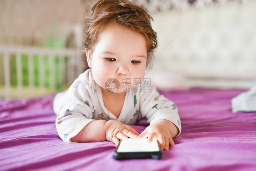 孩子通过手机新生儿小宝用手机接图片