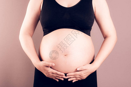 怀孕妇女肚子紧闭图片