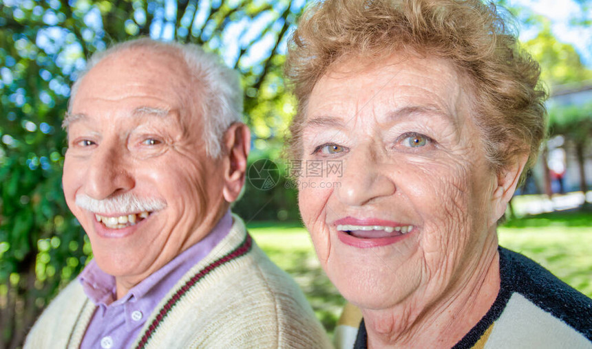 老年退休夫妇享受图片
