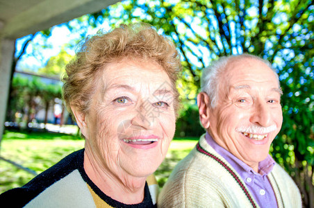 老年退休夫妇享受图片