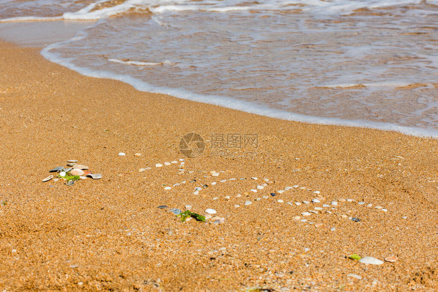 俄语字母中的海一词由贝壳制成美丽的沙滩和清澈的绿松石水暑假的概念图片