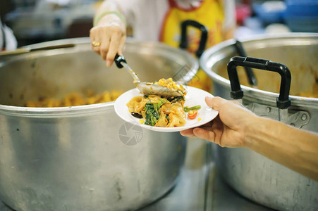 免费食物用剩菜喂饱饥饿者图片