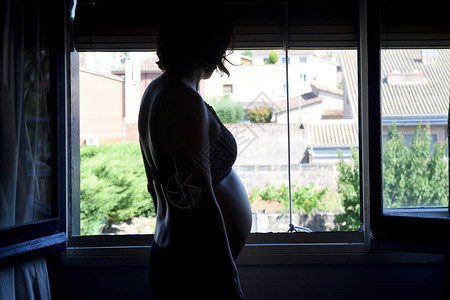 孕妇看着窗外图片