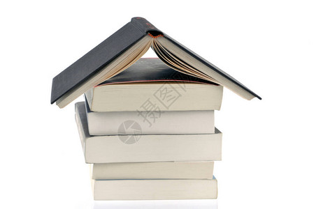 房子形状的书靠在白色背景上背景图片