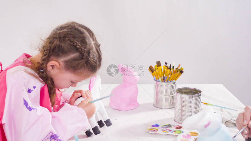 小女孩画纸木头雕像带有丙烯涂料的小姑娘在图片