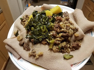 埃塞俄比亚食品牛肉羊肉和蔬菜在厨房图片