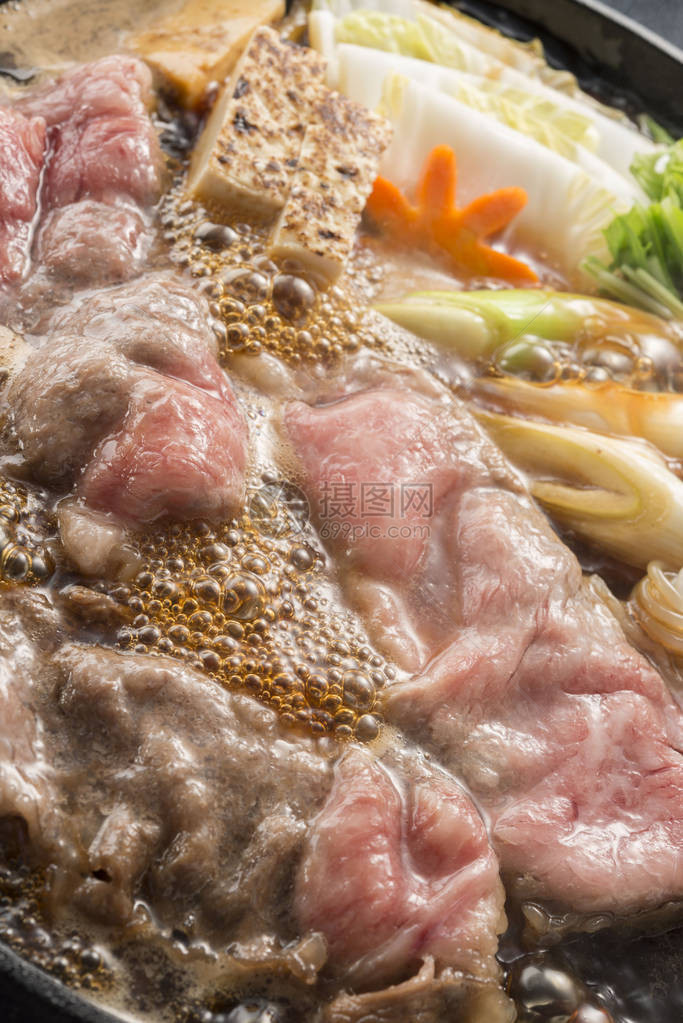 美味的牛肉寿喜烧锅图片