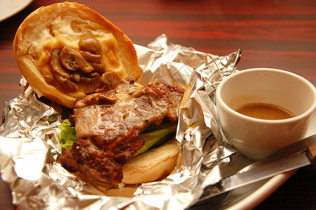 烤牛肉配蘑菇和生菜三明治面包图片
