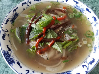 越南汤有牛肉烤肉洋葱图片