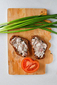 安徽牛肉板面三明治加洋葱和西红柿面包背景