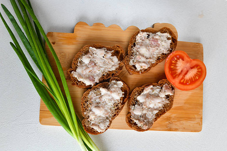 安徽牛肉板面三明治加洋葱和西红柿面包背景
