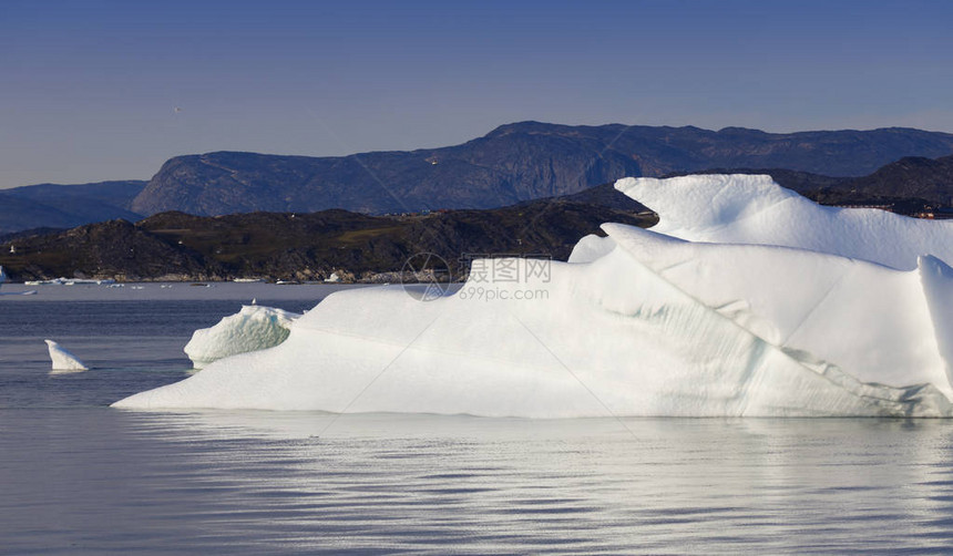 我们星球极地区的自然和景观在冰层之间的科学船上旅行研究全球变暖现象不寻常的形状和颜图片