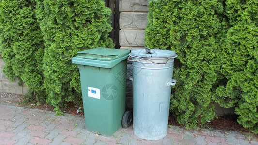 私人住宅院子里栅栏旁的两个塑料篮子垃圾分类对环境负责的图片