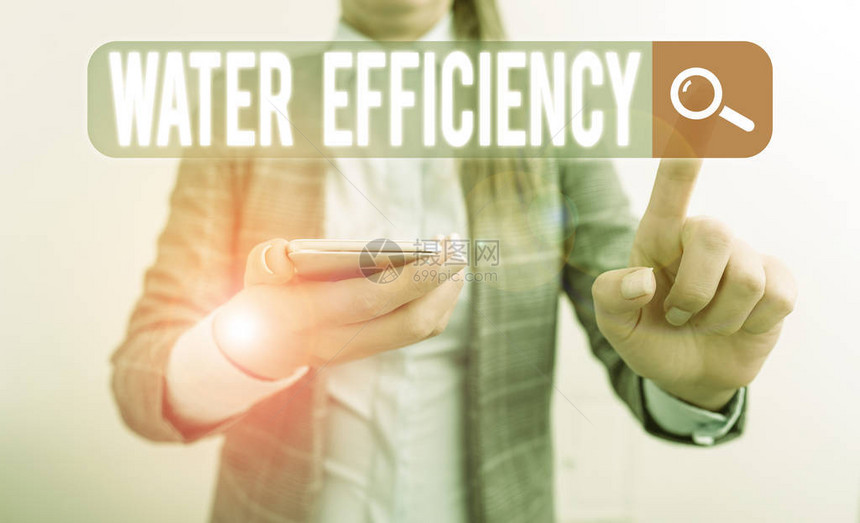 显示水效率的文字符号商业照片展示通过测量所需水量来减少水资源浪费手机和女商图片