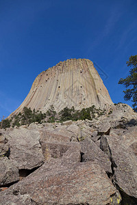 壮观的垂直岩柱形成了怀俄明州的魔鬼塔纪念碑图片