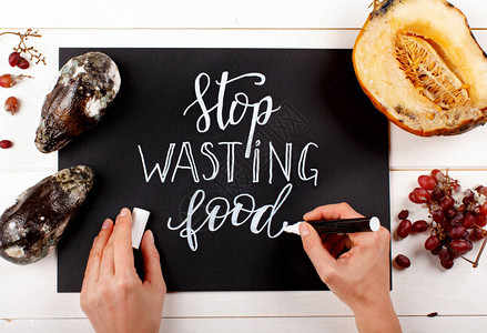 女人在小黑板上写字不要再浪费食物了图片