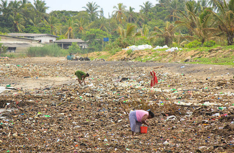 在斯里兰卡海边垃圾堆里收集垃圾的贫穷图片