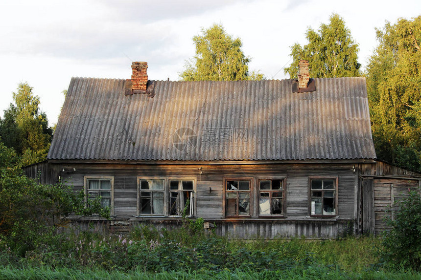 俄罗斯旧的木村废弃房屋窗户玻璃碎图片