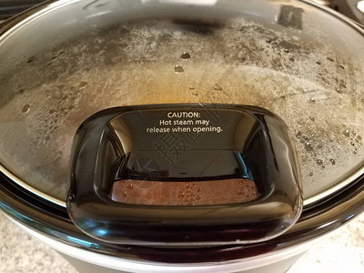 警告热蒸汽在锅上用手柄打开牌子图片