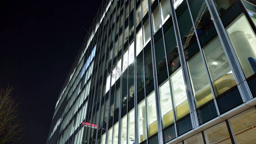 办公室大楼的窗户在晚上照亮图片