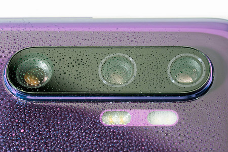 紫色手机摄像镜头上覆着小水滴图片