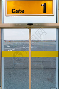机场大门从外面出去上飞机图片