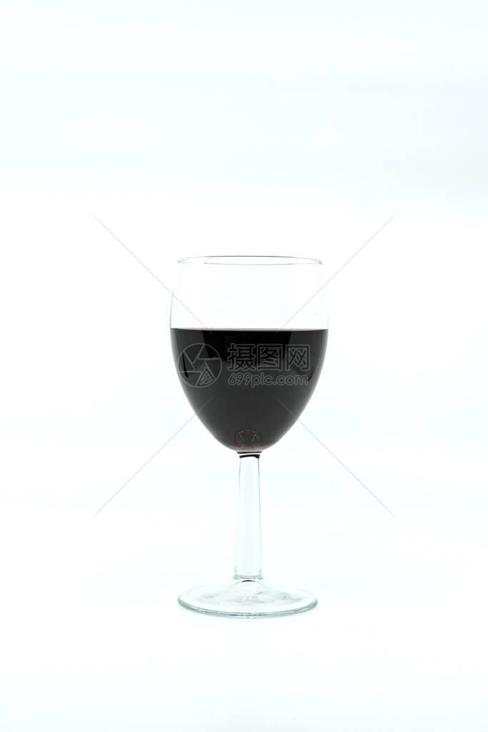 红色葡萄酒杯纯白背景有复制空间图片