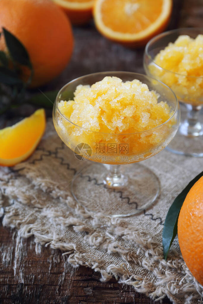 橘橙花冷冻的夏季甜点和新鲜橙子水果图片