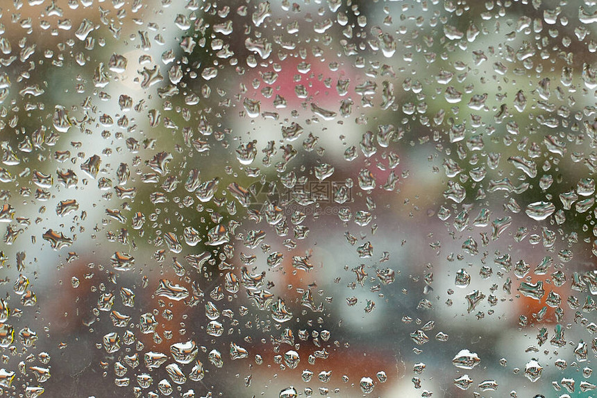 大雨后的窗户滴图片