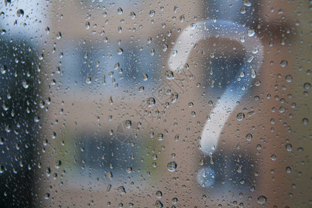 窗口上的雨滴和问号图片