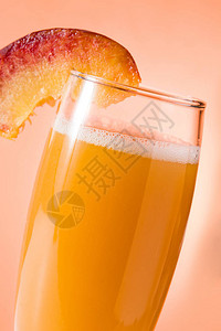 Bellini香槟鸡尾酒在玻璃杯中鸡尾图片