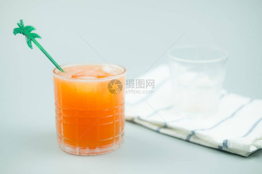 自制桃子混合苏打水和玻璃图片
