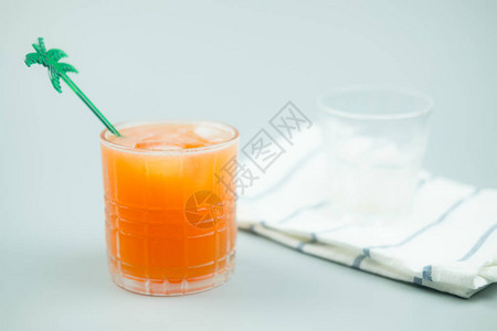自制桃子混合苏打水和玻璃图片