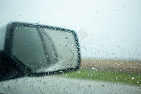 在雨季春日的高速公路上驾驶图片