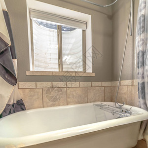 方形浴室内的浴缸和淋浴间特写图片