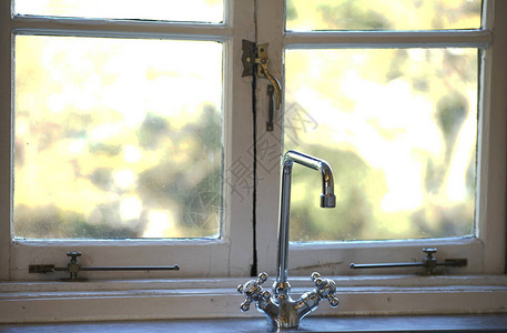 厨房的窗户和水龙头背景图片