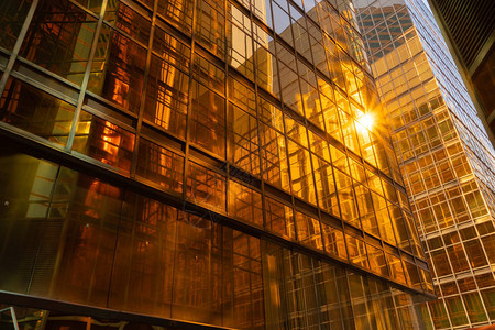 金色建筑现代办公摩天大楼的窗户玻璃在技术和商业概念上立面设计建筑或工程的建筑结构城市图片