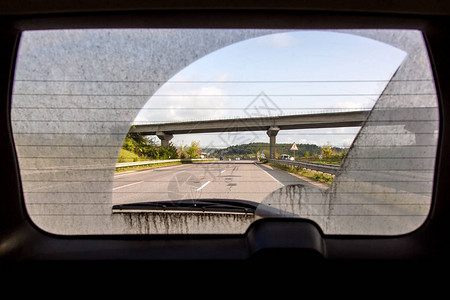 从车内通过后窗脏车后窗看到肮脏的汽车图片