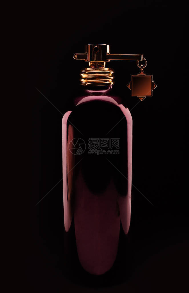 黑色背景上的香水瓶图片