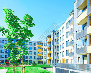 新的公寓住宅楼和户外设施的建筑群中的树木单图片