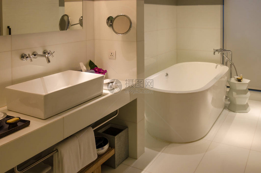 现代豪华浴室和浴缸图片